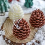 Bougie pomme de pin pour une ambiance chaleureuse et relaxante
