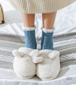 Chaussettes pilou pilou femme, design en peluche mouton