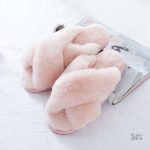 Claquettes fourrure tendance pour la saison