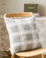 Coussin fourrure gris pour un coin cocooning confortable