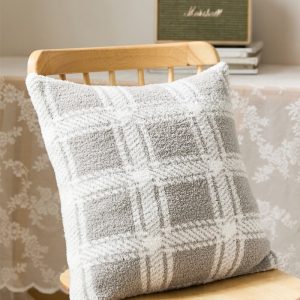 Coussin fourrure gris pour un coin cocooning confortable