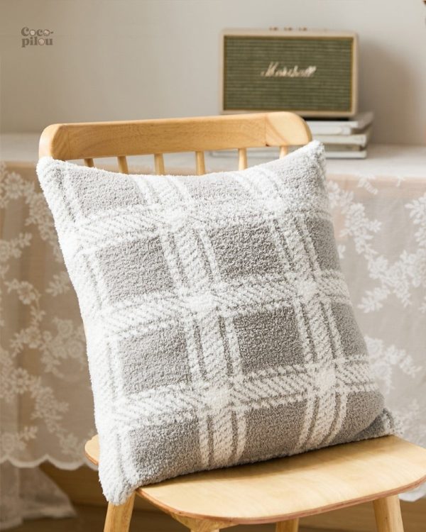 Coussin fourrure gris pour un coin cocooning confortable