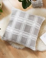 Coussin doux en fourrure grise pour un style chaleureux