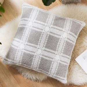 Coussin doux en fourrure grise pour un style chaleureux