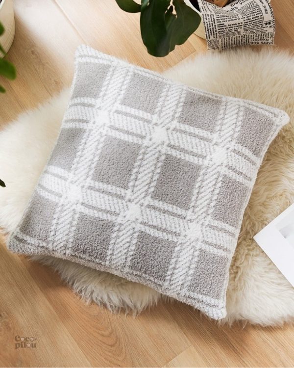 Coussin doux en fourrure grise pour un style chaleureux