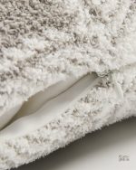 Coussin gris en fourrure pour ajouter du confort à votre intérieur