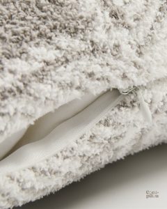 Coussin gris en fourrure pour ajouter du confort à votre intérieur