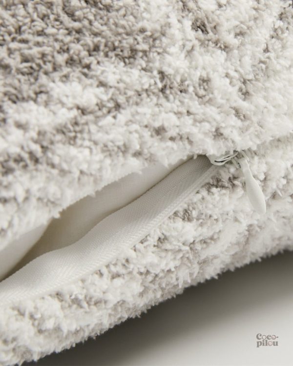 Coussin gris en fourrure pour ajouter du confort à votre intérieur