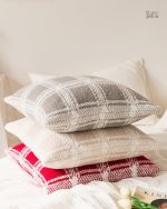 Accessoire cocooning : coussin en fourrure gris élégant et douillet
