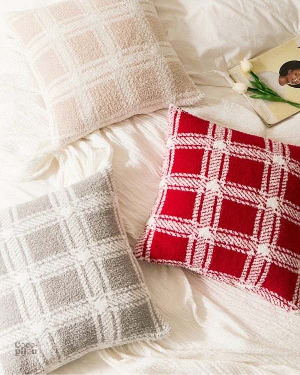 Coussin en fourrure grise, parfait pour une ambiance cosy