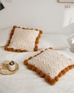 Coussin moelleux en moumoute pour un intérieur cozy