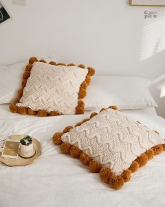 Coussin moelleux en moumoute pour un intérieur cozy