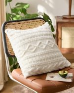 Coussin blanc tout doux pour un coin cocooning apaisant