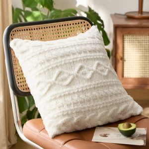 Coussin blanc tout doux pour un coin cocooning apaisant