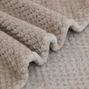 Plaid velours léger, parfait pour se blottir sur le canapé