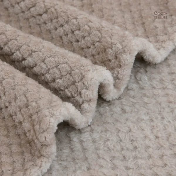 Plaid velours léger, parfait pour se blottir sur le canapé