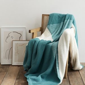 Couverture en laine de mouton douce et confortable