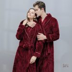 Peignoir d'intérieur en rouge, idéal pour la détente