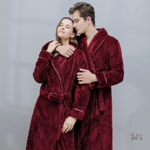 Peignoir d'intérieur en rouge, idéal pour la détente