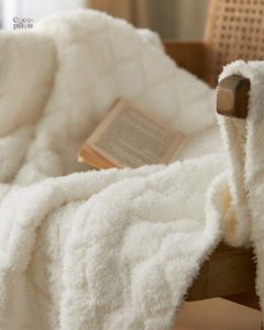 Couverture douce, élégante en blanc pour votre intérieur