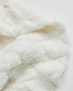 Confort ultime avec ce plaid blanc doux en Pilou Pilou