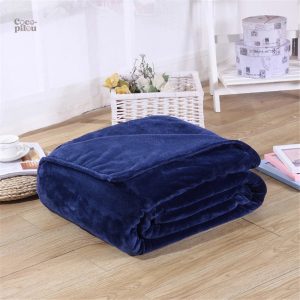 Couverture en fausse fourrure bleue pour un intérieur cosy