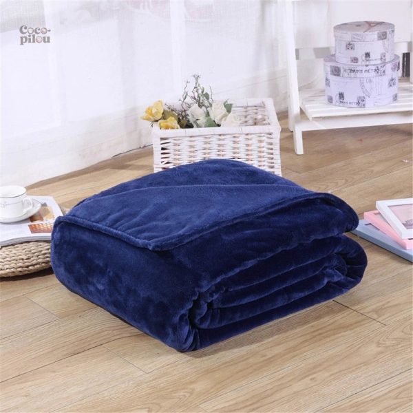 Couverture en fausse fourrure bleue pour un intérieur cosy