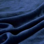 Fausse fourrure bleue, accessoire tendance pour votre salon
