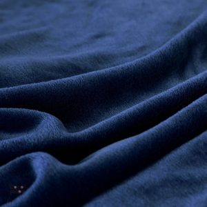 Fausse fourrure bleue, accessoire tendance pour votre salon