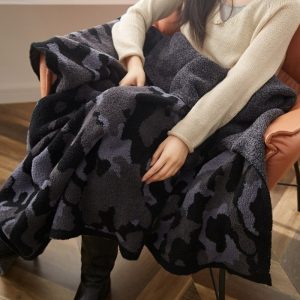 Couverture en pilou pilou noir, idéale pour l'hiver