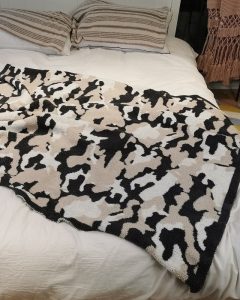 Plaid noir en fausse fourrure, parfait pour le canapé