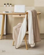 Plaid fourrure beige doux et confortable pour les soirées cocooning