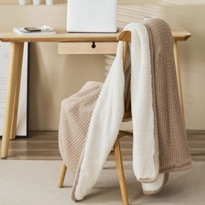 Plaid fourrure beige doux et confortable pour les soirées cocooning
