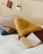 Couverture pilou pilou beige, idéale pour se réchauffer avec style