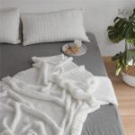 Plaid fourrure blanc doux et chaud pour cocooning