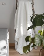 Couverture Pilou Pilou en fourrure blanche élégante