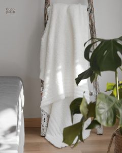 Couverture Pilou Pilou en fourrure blanche élégante