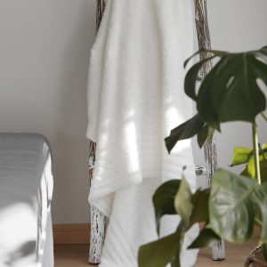 Couverture Pilou Pilou en fourrure blanche élégante
