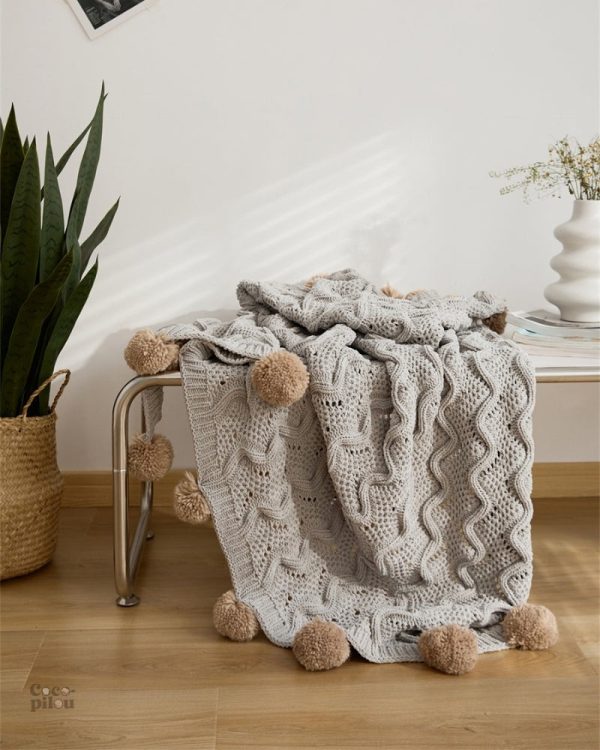 Plaid en fourrure grise, accessoire élégant pour votre salon