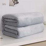 Plaid moelleux gris idéal pour se réchauffer