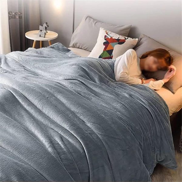 Plaid pelucheux gris pour un intérieur cosy