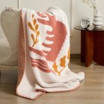Plaid polaire rose doux et confortable pour les soirées cocooning