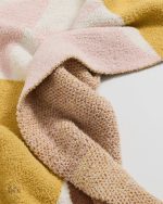 Plaid douillet en sherpa, compagnon parfait pour les nuits fraîches