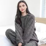 Pyjama Pilou Pilou gris doux et confortable pour les nuits d'hiver